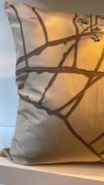 Interior Gems At Sale Prices #samplesale #handembroidery #luxuryinteriordesign #luxurysoftfurnishings #stockcushions #floraldesign #luxuryinteriors #cushioncouture #forfurtherinformationpleasecontact susann@susanneschenfelder.com or send a dm